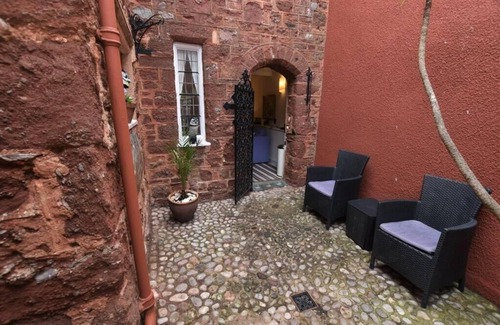 Shaldon Casa | 2 bed wing ON the beach in historic building. Quaint level seaside village.