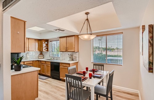 Paradise Valley Village Condominio | 2 Bedrm/2Bath Condo In The Paradise Village Area w/ 20% Multiple Month Discount