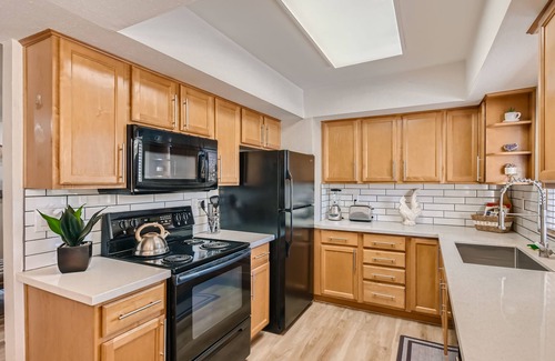 Paradise Valley Village Condominio | 2 Bedrm/2Bath Condo In The Paradise Village Area w/ 20% Multiple Month Discount