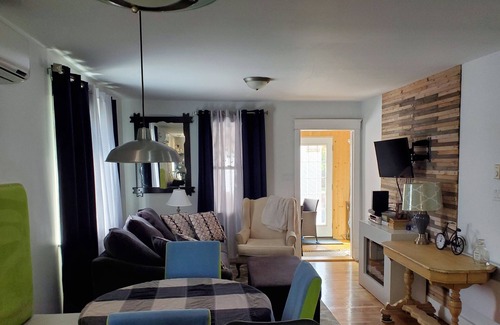 Charlottetown Casa | Bungalow de concepto abierto de 2 habitaciones, centro de Charlottetown + aire acondicionado