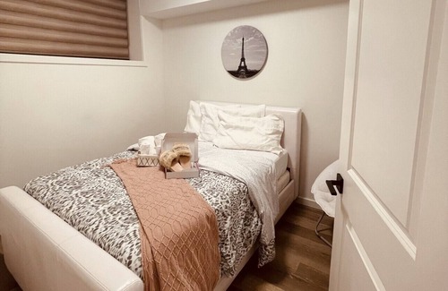 Fort Gary Condominio | 2 bedroom 1.5 bath entire condo + glitter wall + free parking