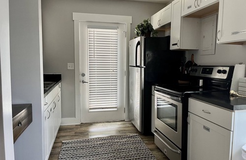 North Charleston Complejo | Cómoda habitación completa con baño compartido al borde del aeropuerto de Charleston