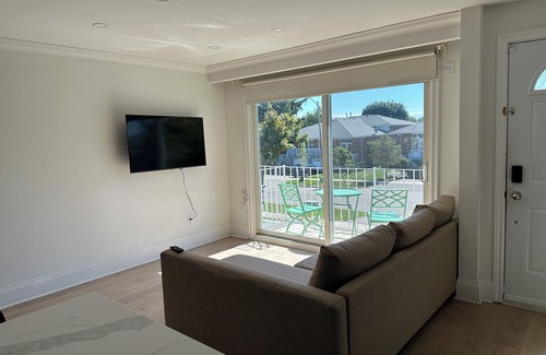 Mississauga Casa | 2 Bedroom 1 Bathroom house with self check in