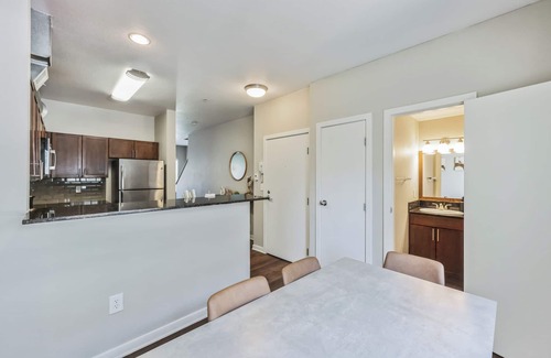 North Broadway - Holiday Apartamento | 2 Bedroom 2.5 Bath Apt, Gym, King Beds, Garage 203