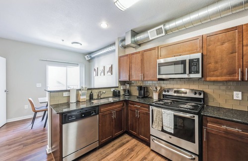 North Broadway - Holiday Apartamento | 2 Bedroom 2.5 Bath Apt, Gym, King Beds, Garage 203