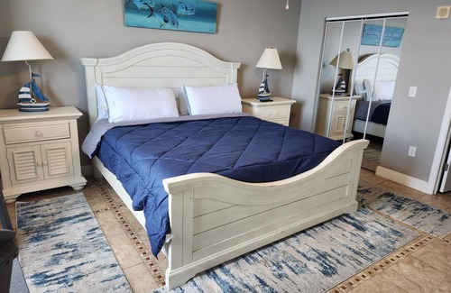 Panama City Beach Complejo | 2 bedroom 2 bathroom Condo Emerald beach 2430 Free" 2 Beach chairs & 1 umbrella!