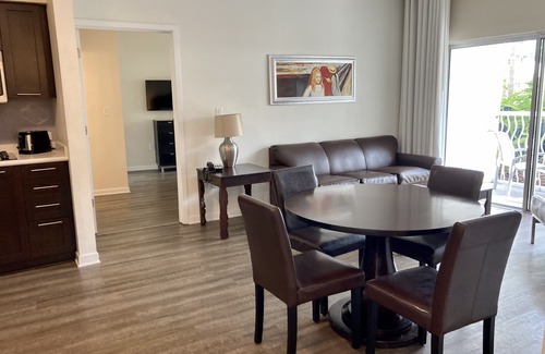 Celebration Apartamento | 2-Bedroom, 2- Bath, 2 -Balcony, Corner Suite - Minutes from Disney Theme Parks!