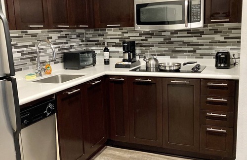 Celebration Apartamento | 2-Bedroom, 2- Bath, 2 -Balcony, Corner Suite - Minutes from Disney Theme Parks!