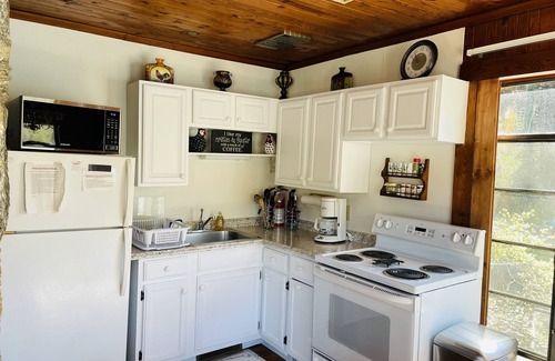 Lake Lure Cabina | 2 Bedroom 2 Bath.. Beautiful Cabin on the waters of Lake Lure!