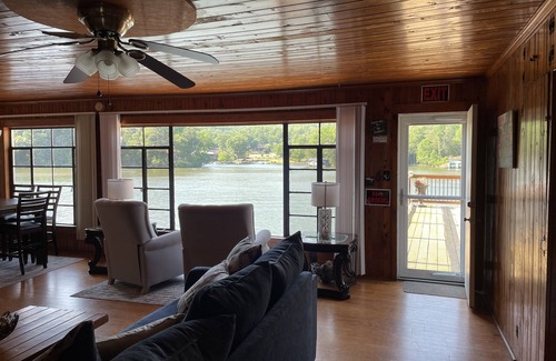 Lake Lure Cabina | 2 Bedroom 2 Bath.. Beautiful Cabin on the waters of Lake Lure!