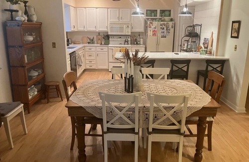 Hyde Park Condominio | 2 Bedroom 2 Bath Condo In East Hyde Park on Wasson Way Trail with Pool