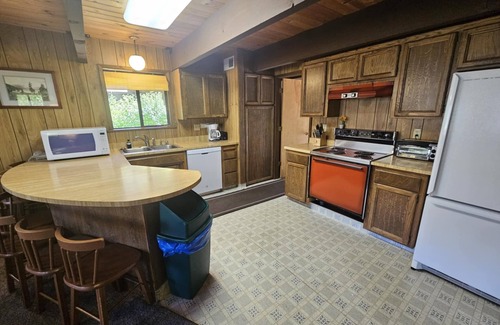 Donner Lake Woods Cabina | 3 habitaciones, 2 baños, capacidad para 10 personas, West End de Donner Lake DLR # 007