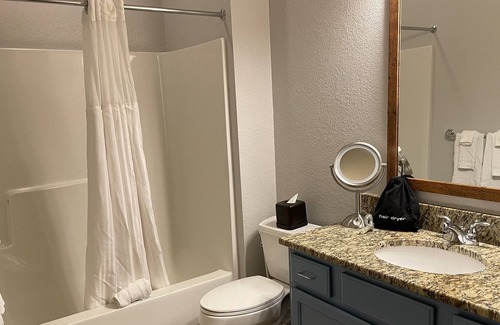 Boyne Falls Complejo | 🌞💥🏈 2 Bedroom 2 bath suite, kitchen, dining & living room, sleeps 6 3-4nites