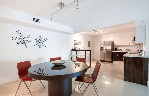 Bal Harbour Apartamento | 2 Bedroom-2 Bathroom with Canal Front Balcony Steps Away from Bal Harbour Beach
