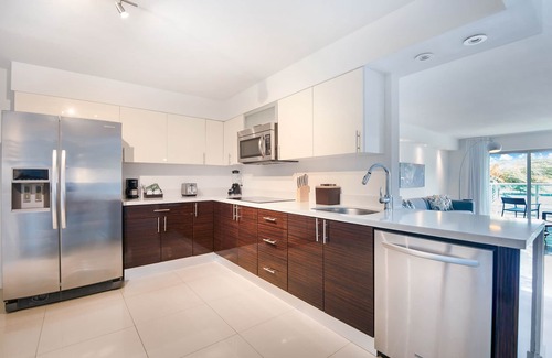 Bal Harbour Apartamento | 2 Bedroom-2 Bathroom with Canal Front Balcony Steps Away from Bal Harbour Beach