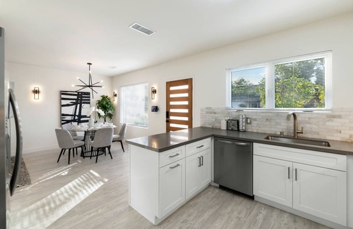 Miracle Mile Casa | 2 bedroom 2 bathroom house