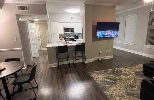 Dunwoody Apartamento | 2 bedroom 2 bathroom, gated community walking distance to Perimeter Mall and etc