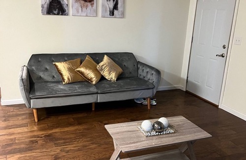 Quincy Apartamento | 2 Bedroom; 30 Day Min; Must Email ID to Confirm stay; Professionals Only