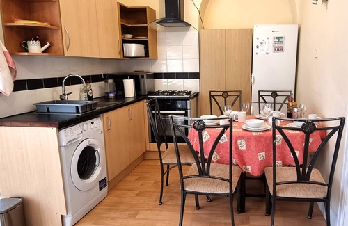 Rochdale Apartamento | 2 Bedroom 4 Bed Family Flat Free Parking Wi-Fi near Rochdale Tram Rail Station