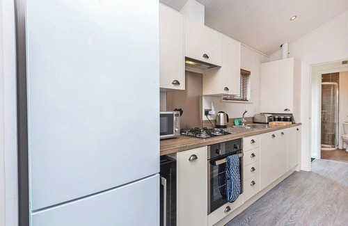 Holton Heath Chalet De Esquí | 2 bedroom accommodation in Holton Heath
