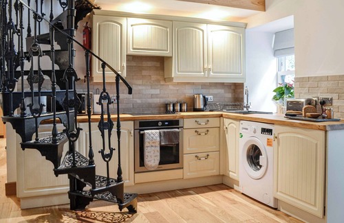 Kirriemuir Cabaña | A beautiful rural retreat with great attention to detail and a fabulous hot tub to soak in.