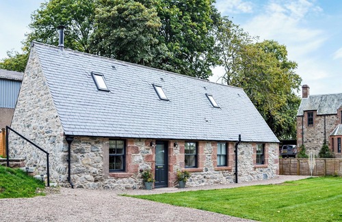 Kirriemuir Cabaña | A beautiful rural retreat with great attention to detail and a fabulous hot tub to soak in.