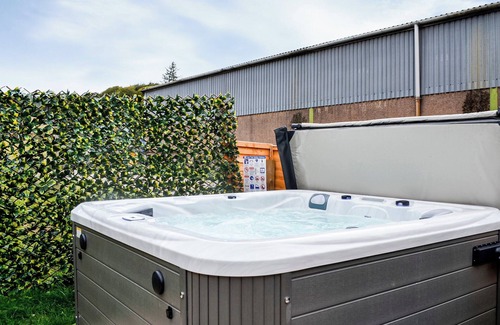 Kirriemuir Cabaña | A beautiful rural retreat with great attention to detail and a fabulous hot tub to soak in.