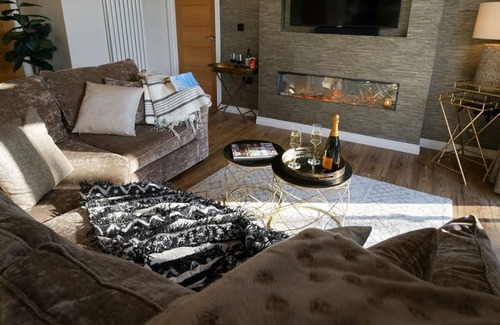 Woodbridge Cabina | 2 bedroom accommodation in Bredfield, Woodbridge
