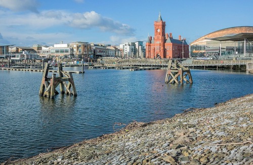 Adamsdown Cabaña | 2 bedroom accommodation in Cardiff