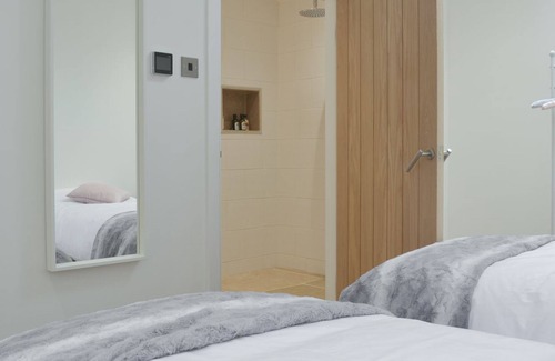 Whaddon Cabaña | 2 habitaciones alojamiento en Keevil, cerca de Trowbridge