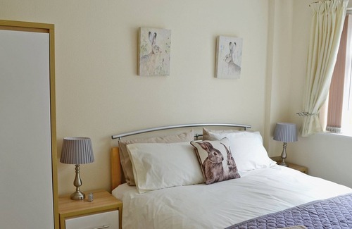 Chirk Cabaña | 2 bedroom accommodation in Chirk