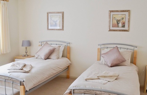 Chirk Cabaña | 2 bedroom accommodation in Chirk