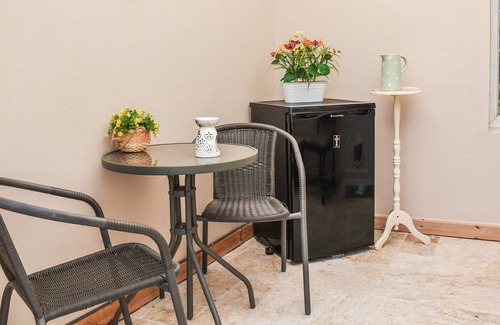 Margam Cabaña | 2 bedroom accommodation in Morriston, near Swansea