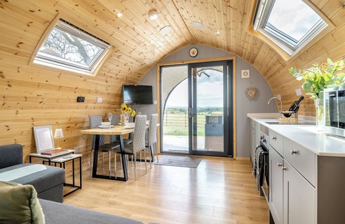 Blackford Chalet De Esquí | Barrow View is a spacious, modern lodge with open-plan living and stunning views.