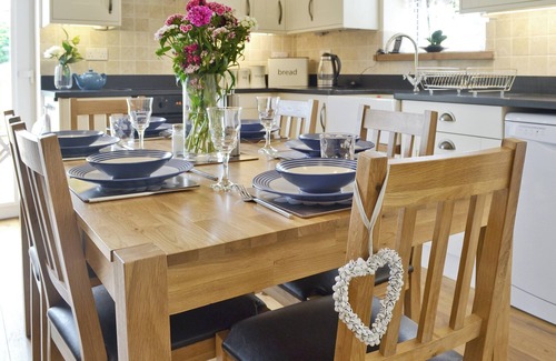 Dinas Cabaña | Alojamiento de 2 habitaciones en Rhostryfan, Caernarfon