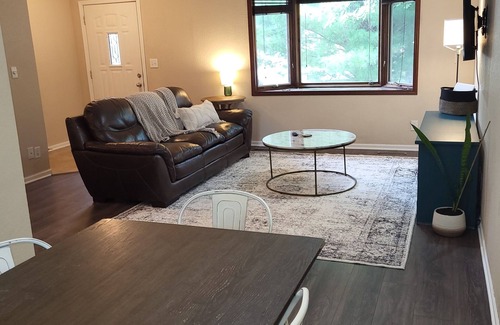 Ames Apartamento | 2 bedroom Ames Apartment - private deck, garage