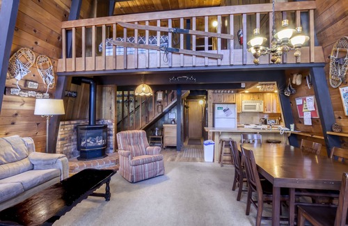 Truckee Cabina | 2 habitaciones + buhardilla, 2 baños, capacidad para 8 personas. Donner Lakefront w / muelle privado DLR # 013