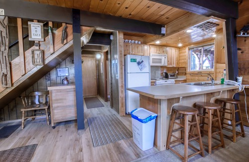 Truckee Cabina | 2 habitaciones + buhardilla, 2 baños, capacidad para 8 personas. Donner Lakefront w / muelle privado DLR # 013