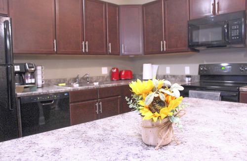 West Des Moines Apartamento | 2-bedroom apartment in W. Des Moines. Close to Jordan Creek mall, DMU, Top Golf