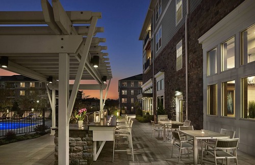 Newtown Square Apartamento | 2-Bedroom Apartment - 7-day min. - Background check/Lease Required