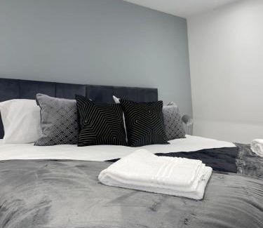 Huntingdon Apartamento | 2 Bedroom Apartment - Abacus House - Huntingdon Town Centre - Contractor Friendly - Free Parking - Full Kitchen - Washer Dryer - Spacious - Ideal for Work Stays