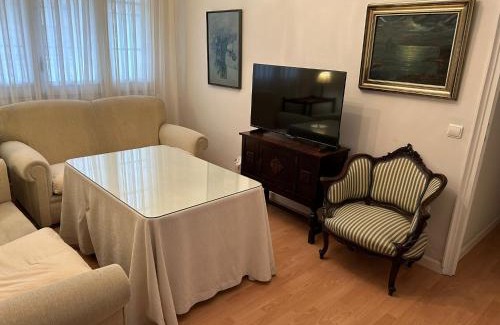 Los Remedios Apartamento | 2 Bedroom Apartment by Guadalquivir River