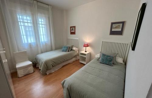 Los Remedios Apartamento | 2 Bedroom Apartment by Guadalquivir River
