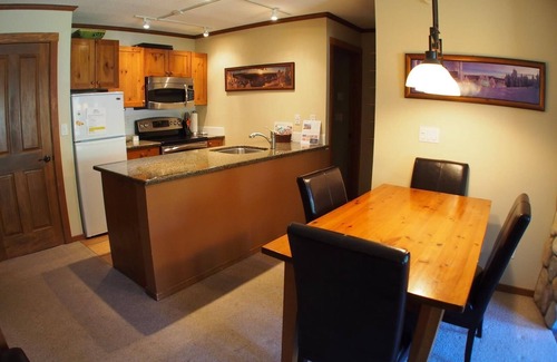 Sun Peaks Cabina | Apartamento de 2 dormitorios en el centro del pueblo, entrada / salida de esquí