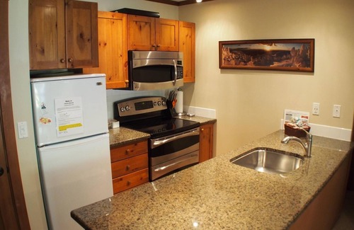 Sun Peaks Cabina | Apartamento de 2 dormitorios en el centro del pueblo, entrada / salida de esquí