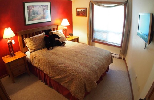 Sun Peaks Cabina | Apartamento de 2 dormitorios en el centro del pueblo, entrada / salida de esquí
