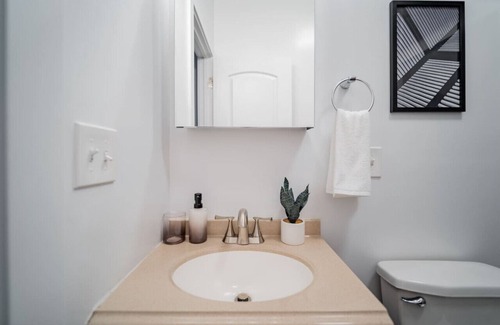 Wrigleyville Apartamento | 2BR Apt in Lively Neighborhood of Wrigley Field