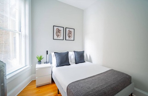 Wrigleyville Apartamento | 2BR Apt in Lively Neighborhood of Wrigley Field