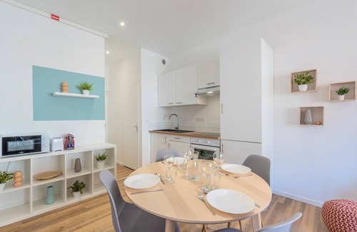 Roubaix Apartamento | 2 bedroom apartment near tram, CHR + parking