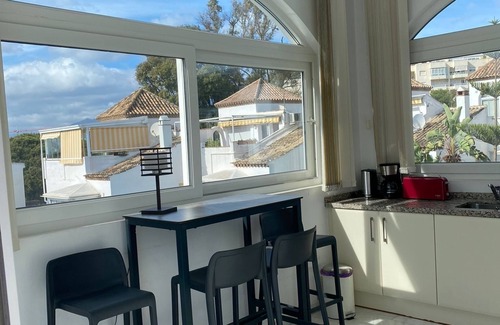 Urbanizacion Costabella Apartamento | Apartamento de 2 dormitorios con vistas al mar. Gran piscina compartida, jardines bien cuidados